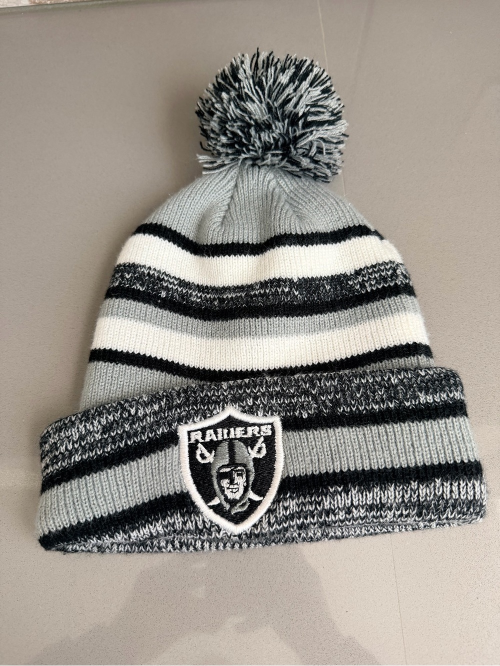 NFL Raider Pom Beanie - Gray & Black